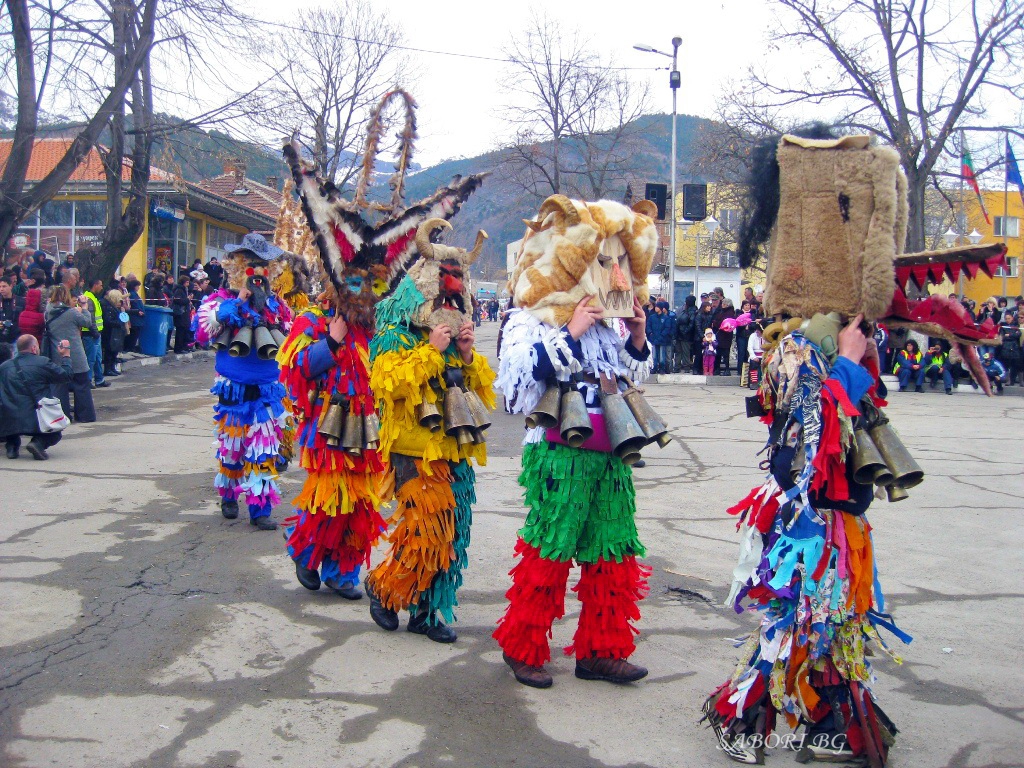Фолклорни фестивали и събори